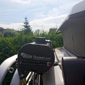 Roadshower am hochgefahrenen Dach