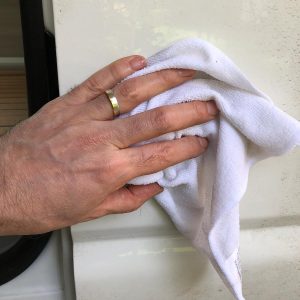 Reinigung VW-Bus Beifahrertür vor Befestigung DIY Wandhalter