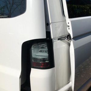 Aufgestellte Heckklappe für die Trägermontage