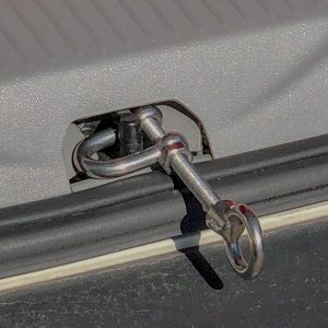 M10 D-Schäkel und Ringschraube - fertig ist der Aufsteller für die Heckklappe