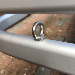 Ringschraube für eine Wäscheleine am Träger