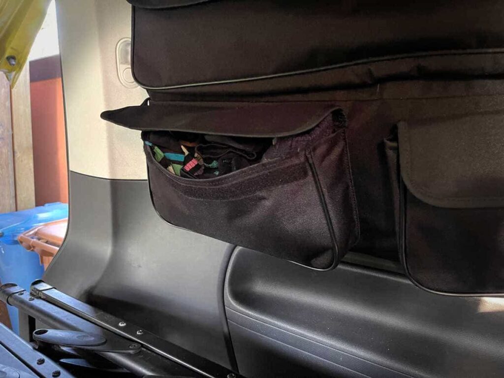 steht befüllt offen: Zusatzfach an Weekendbus Fenstertasche