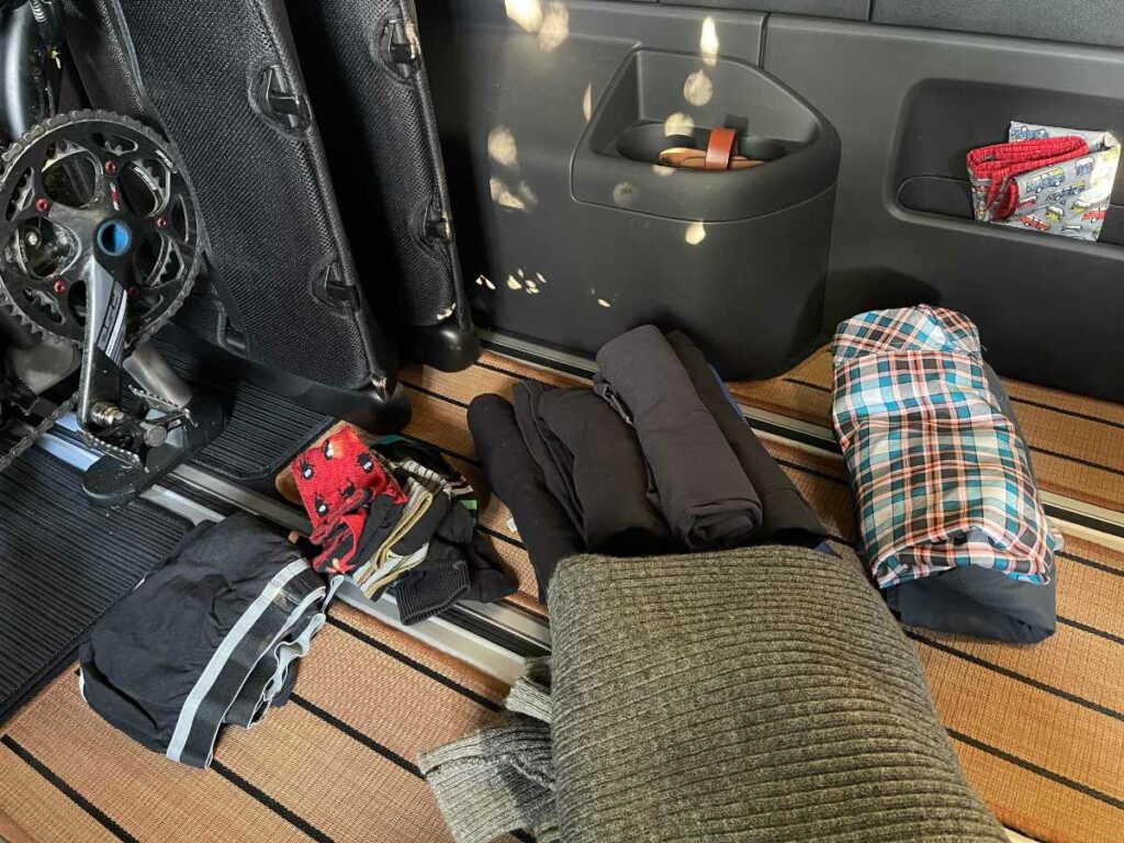 gerollt nimmt Kleidung weniger Platz