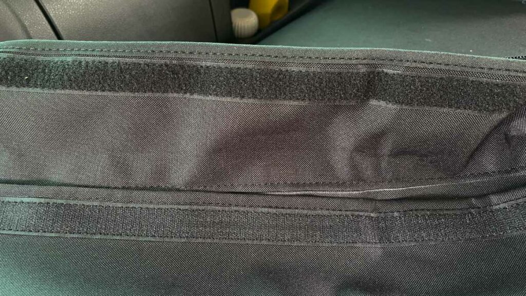 Ausgetauscht: Klett unten Flausch oben - da bleibt nichts mehr hängen :)