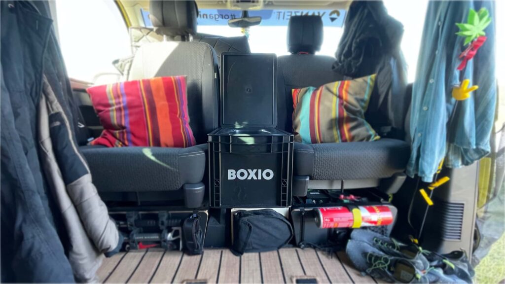 BOXIO Campingtoilette zwischen den Vordersitzen im VW California