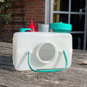 Geruchsminderer, Auslaufschutz und Flüssigkeitsbehälter in der Sonne