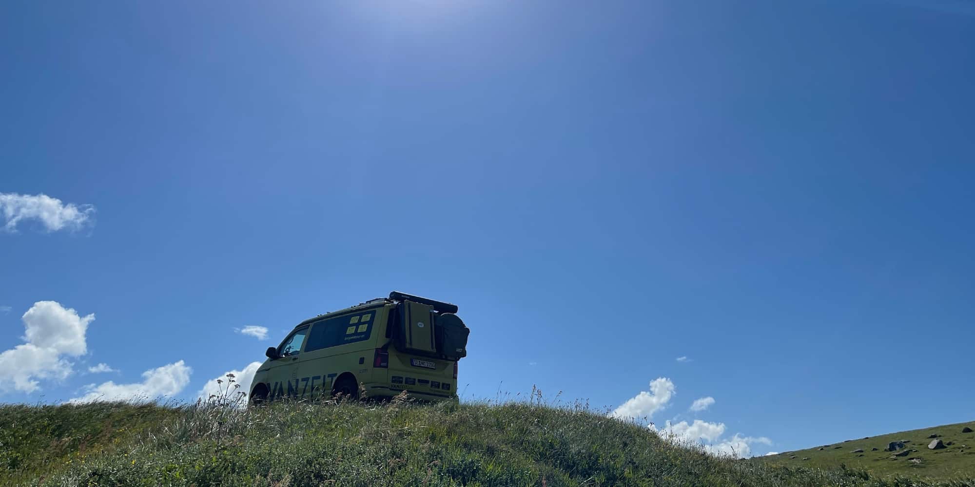 VW California Beach im Sonnenschein