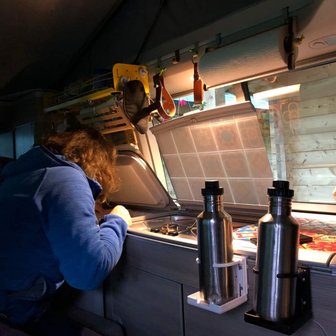 VW California Küchenzeile mit VANZEIT ® Camper-Einrichtung am Abend