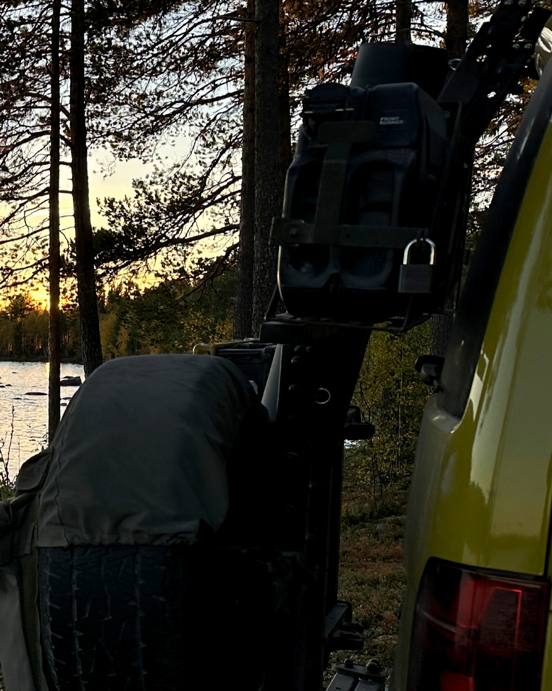 Weniger Shop. Mehr Sternenhimmel ... ✨ Stell dir vor, du öffnest die Schiebetür deines VW California – und alles ist am richtigen Platz. Kein Chaos, kein Zufall, sondern durchdachte Lösungen, geboren aus eigener Camping-Erfahrung. Genau dafür stand VANZEIT ®: für intelligente Van Einrichtungen und eigene Ideen, die deine Reisen leichter und schöner machen. Kurz: Ausbausteine mit ❤️ und 🧠 Bis zum 23. Dezember 2025 gibt's den besten Busstoff zum 🔨Preis. Sag's gerne weiter. 👍 Wir sehen uns irgendwo zwischen Fjord und Funkloch. Nicole & Stefan #makelovenotwar ✌️ #мир 🌏 · - — VANZEIT ® — - · - Platz für alles. Zeit für Neues. ⛺️ #vwbus , #minicamper 🚐 seit 2012 #imbuszuhause 🥸 #zweipluszweibleibtvier ω€☈♭☋♫❡