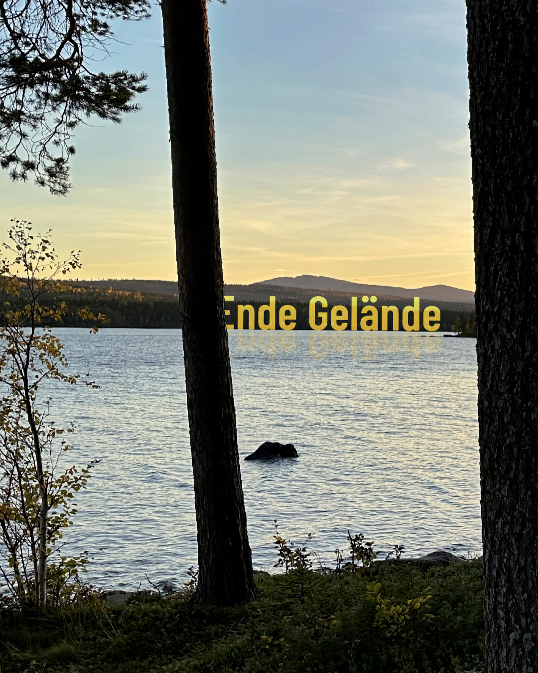 🫸 Manchmal muss man anhalten,�um weiterzukommen. 🫷 VANZEIT ® mag Geschichte sein, doch der Gedanke bleibt: mehr Niveau, mehr Leichtigkeit, Freiheit miteinander ... auch, nicht nur auf vier Rädern. Bis zum 23. Dezember 2025 gibt's deshalb den besten Busstoff zum 🔨Preis auf 👉 vanzeit.com 👈 Sag's gerne weiter. 👍 Wir sehen uns irgendwo zwischen Fjord und Funkloch. Nicole & Stefan #makelovenotwar ✌️ #мир 🌏 · - — VANZEIT ® — - · - Platz für alles. Zeit für Neues. ⛺️ #vwbus , #minicamper 🚐 seit 2012 #imbuszuhause 🥸 #zweipluszweibleibtvier ω€☈♭☋♫❡